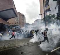 Teenager comes to protests Venezuela