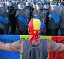 Tens of thousands argue against Romania's government