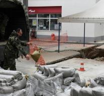Tens of thousands of Greeks house for bomb