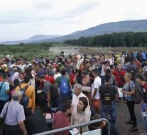 Tens of thousands of Venezuelans stabbing border