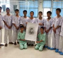 Thai football team commemorates killed diver