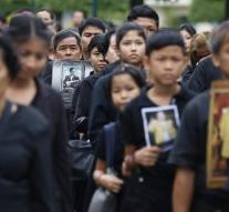 Thai in line to bid farewell to king