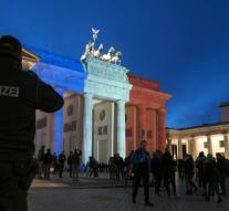Thousands of people commemorate Berlin ' Paris '