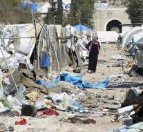Thousands of Syrians flee offensive