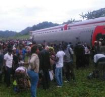 Train derails in Cameroon: dozens dead