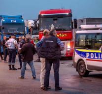 Truckers block Calais nuisance migrants