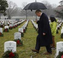 Trump brings lightning visit to cemetery