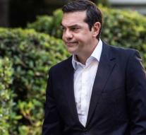 Tsipras survives motion distrust