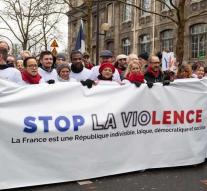 \u0026 # x27; Red scarves \u0026 # x27; protest in Paris
