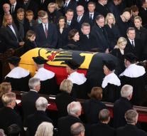 Urn former Chancellor Schmidt interred