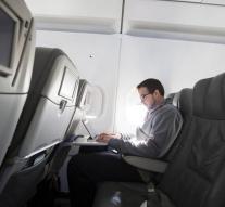 US consider laptop ban on all flights