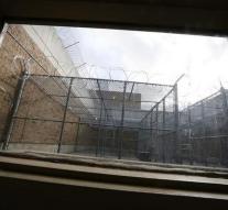 US to stop private prisons