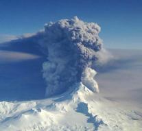 Volcanic ash hinders thousands of air passengers