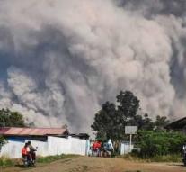 Volcano Sumatra spits 5 kilometers of air into the air