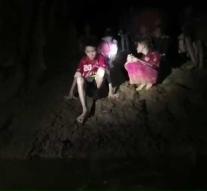 Volunteers stay with Thai boys in cave, if necessary four months