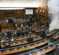Weather tear gas in parliament Kosovo