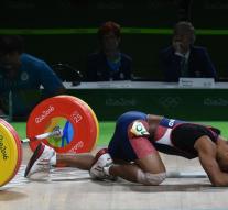 Weightlifter gets sad news after winning bronze