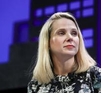 Yahoo top woman Mayer gets 23 million