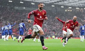 Manchester United Beats Chelsea in Premier League Match Despite Red Cards and Rain