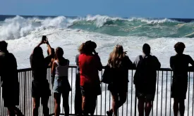 Six Dead and Two Missing Due to High Waves in Australia