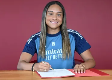 Arsenal Breaks Women's Transfer Record to Sign Olivia Smith from Liverpool
