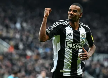 Liverpool Eyes Isak as Newcastle Fights to Keep Him Amid Transfer Rumors