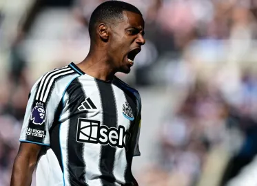 Liverpool Target Isak Receives Huge Salary Offer from Al Hilal