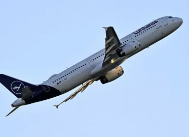 Lufthansa Co-Pilot Faints: Plane Flies 10 Minutes Unattended