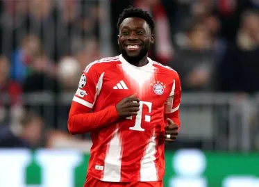 Manchester United Eyes Alphonso Davies from Bayern Munich in Transfer Move
