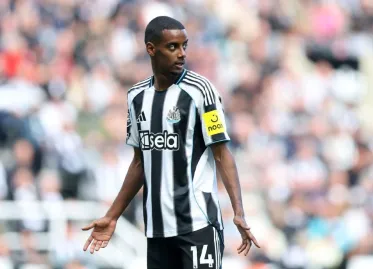 Newcastle Players Remain Focused Amid Isak Transfer Speculation, Says Howe