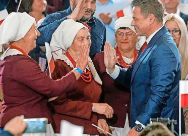 Pro-European Candidate Narrowly Wins First Round in Polish Presidential Election