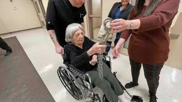 104-Year-Old Loretta Visits Prison and Shares Her Life Motto: 'Mind Your Own Business'