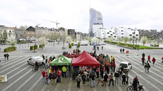 Belgian Union Members Hit by Car During Strike in Luik