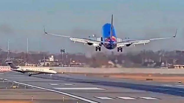 Close Call: Pilot Avoids Collision Between Passenger Plane and Private Jet in Chicago