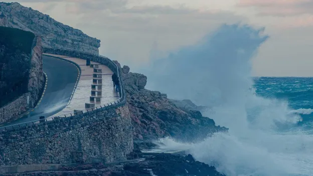 Heavy Storm Hits Mallorca: Risk of Monster Waves
