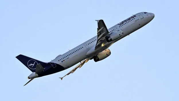 Lufthansa Co-Pilot Faints: Plane Flies 10 Minutes Unattended