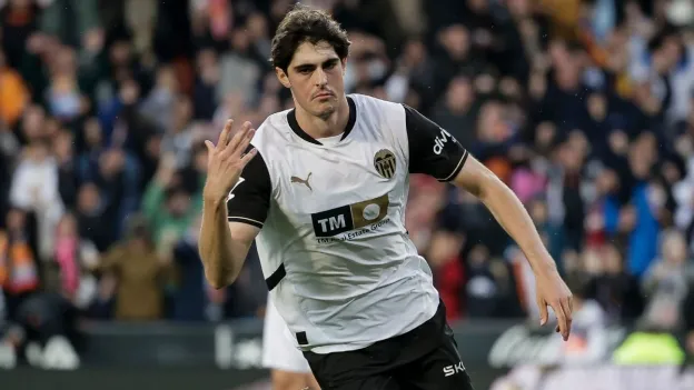 Manchester United Pursuing Valencia's Javi Guerra and Liverpool's Darwin Núñez