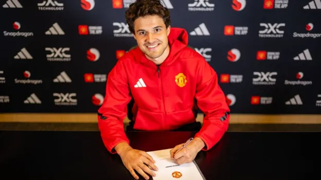Manchester United Signs Goalkeeper Senne Lammens from Antwerp