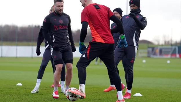 Manchester United's Luke Shaw Returns to Training After Injury