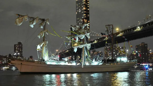 Mexican Navy Sailboat Collides with Brooklyn Bridge in New York: 2 Dead, 17 Injured