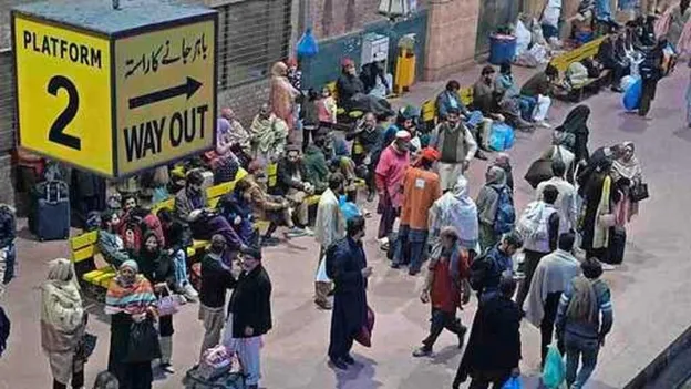 Pakistani Police Report 35 Hostages in Train Hijacking