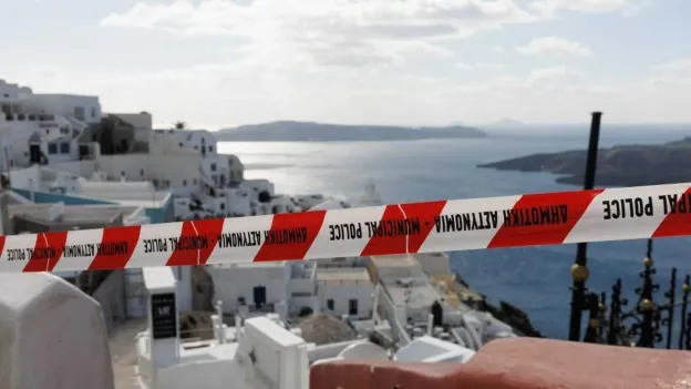 Powerful Earthquake Hits Santorini, Felt in Athens