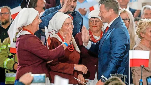Pro-European Candidate Narrowly Wins First Round in Polish Presidential Election