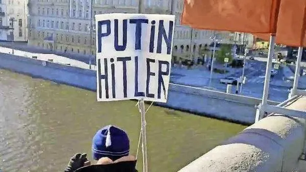 Protester Jumps from Bridge after Anti-Putin Demonstration in Moscow