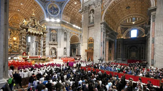 Sint-Pietersbasiliek Prays for Election of New Pope