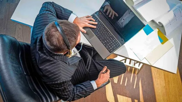 Thuiswerker doet drie IT-banen tegelijk en verdient mega-salaris