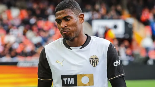 Valencia Offers Cristhian Mosquera New Contract Amid Arsenal Transfer Rumors