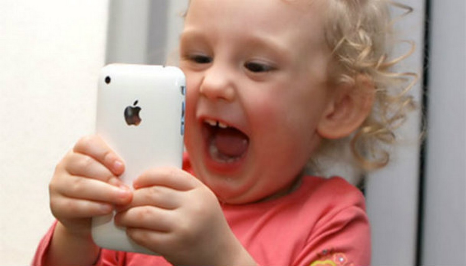Она купила новый телефон. Ребенок с айфоном. Ребенок с телефоном. Малыш с айфоном. Айфон в руках ребенка.