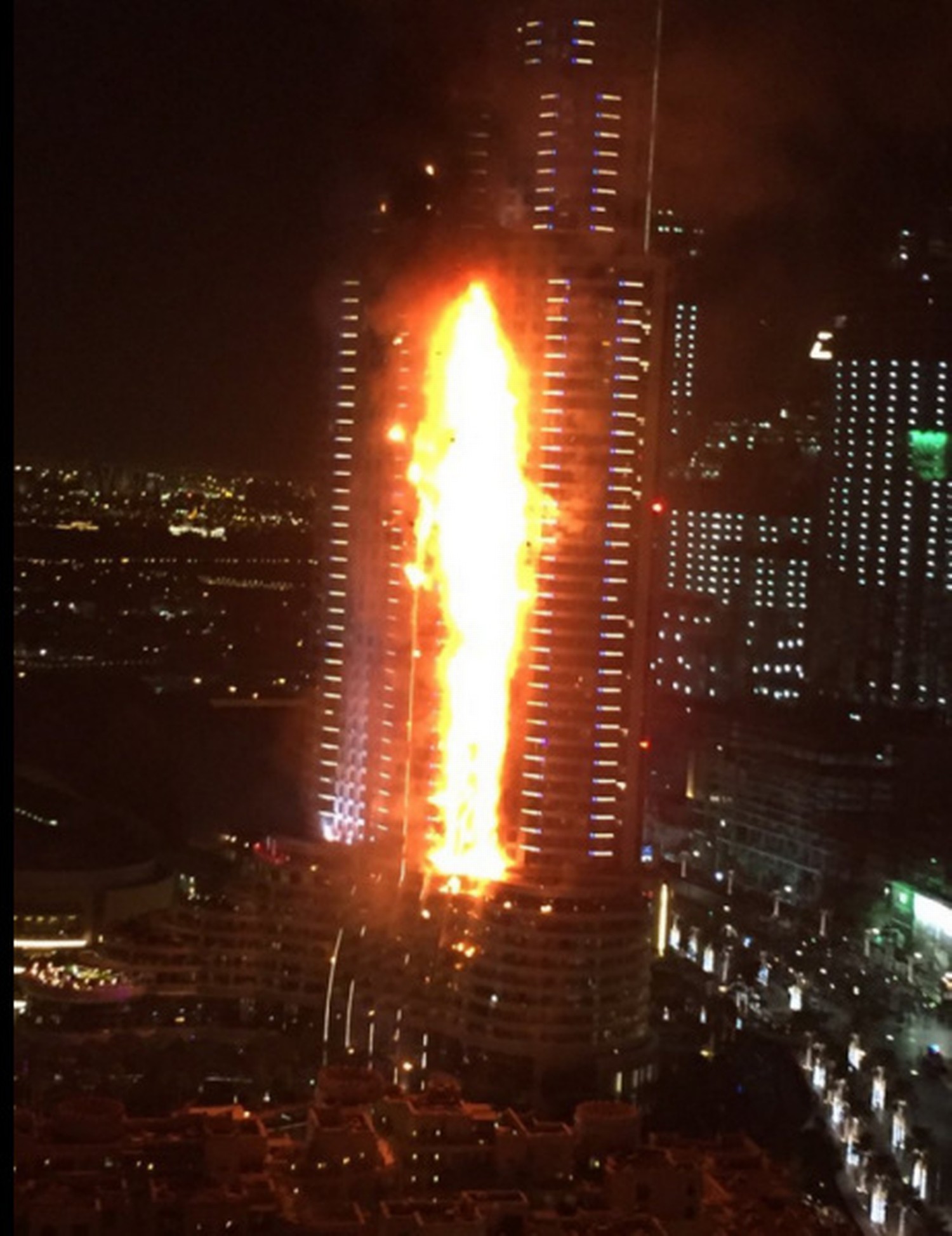 Бурдж халифа горит новости. Бурдж Халифа пожар. Пожар на башне Бурдж Халифа. Пожар в Бурдж Халифа 2020. Бурдж-Халифа Дубай горит.