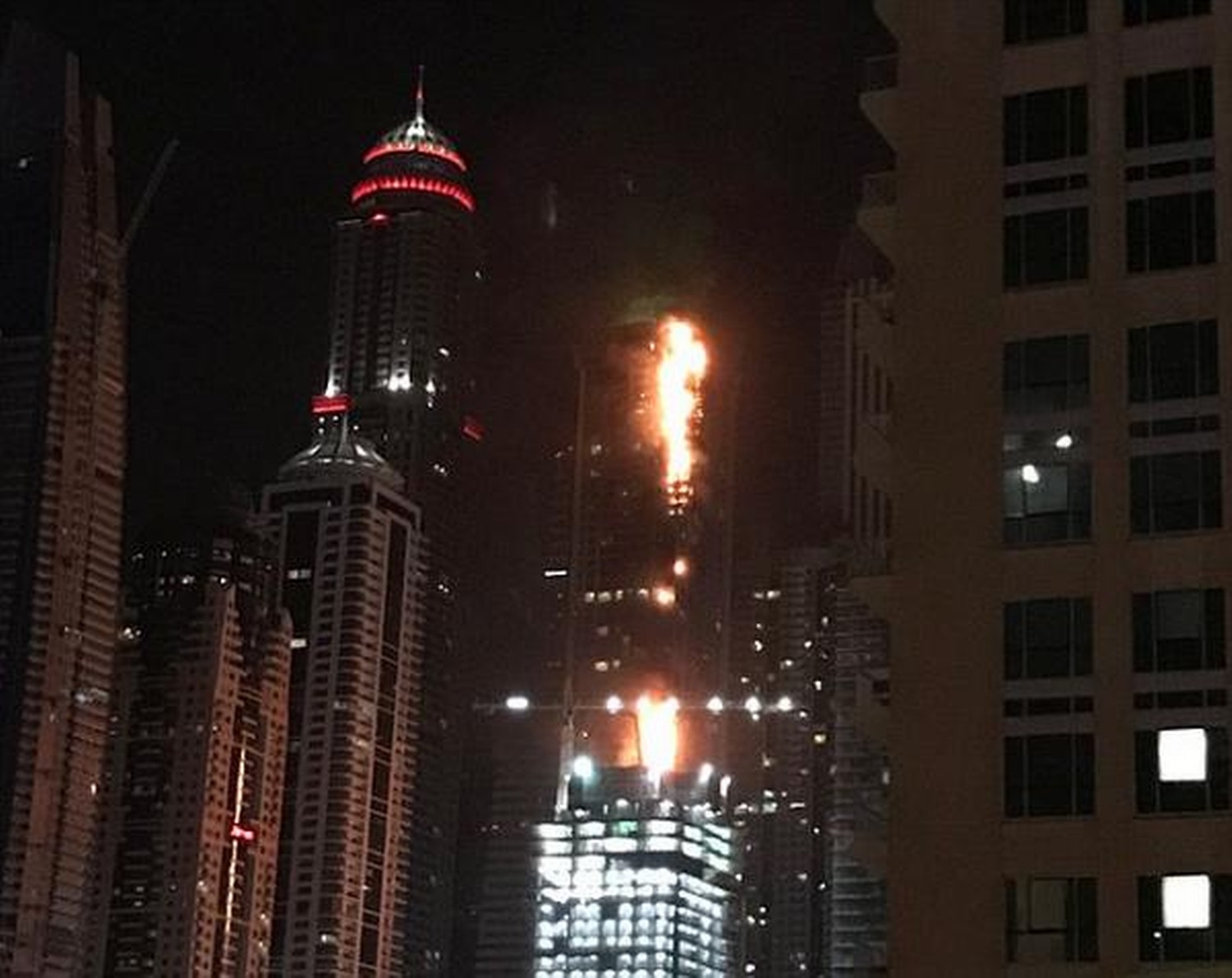 The Torch Дубай. Бурдж Халифа пожар. Дубай небоскреб факел.